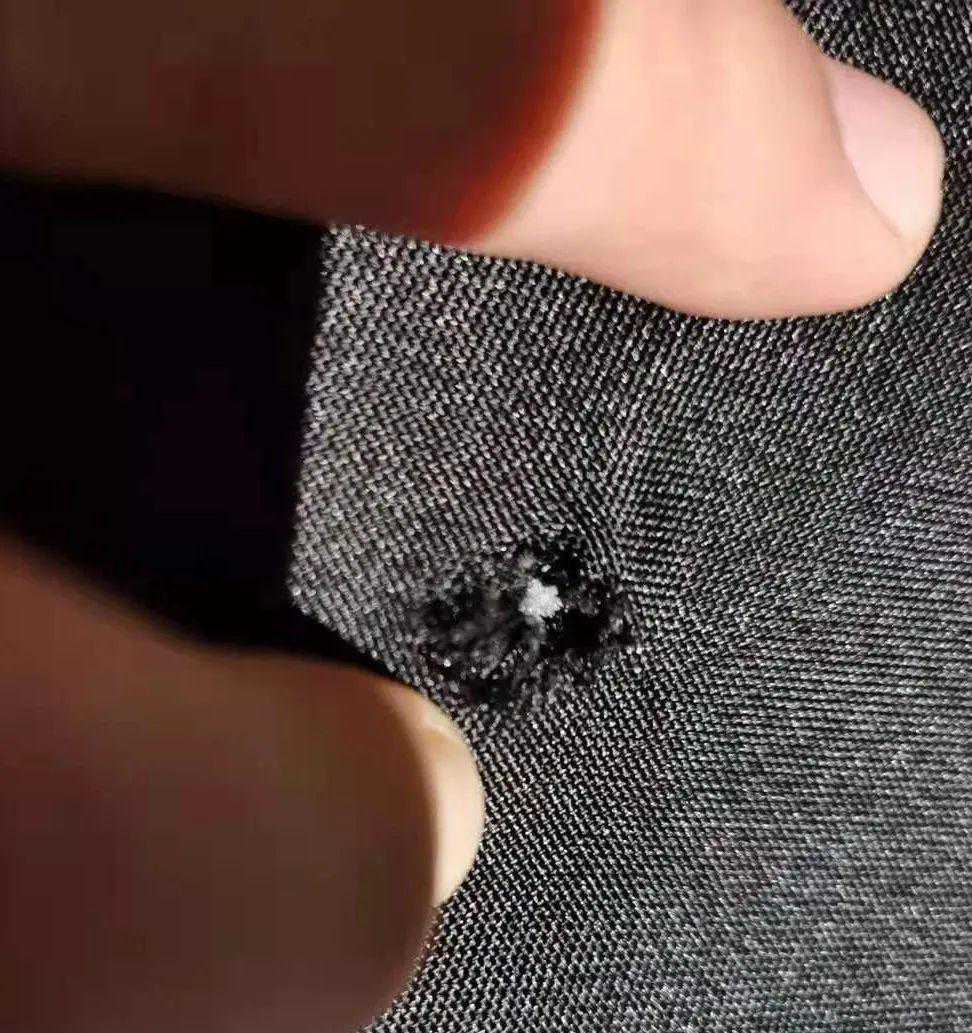 毒贩举起手枪疯狂射击，一颗子弹击中缉毒民警的胸口……