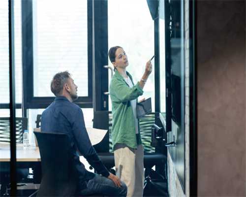 为什么很多CSGO玩家喜欢用USP手枪，也不用13发子弹的P2000？